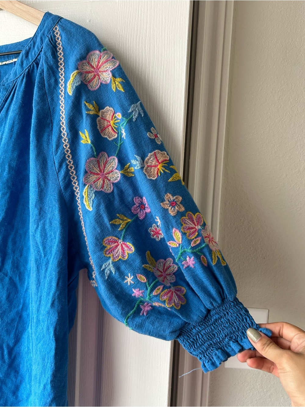 Umgee blouse with embroidered florals on sleeves L GUC - Picture 3 of 11